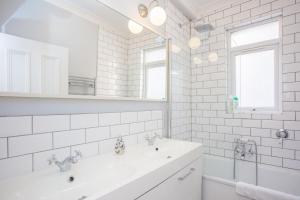 Stylish & Modern 3 Bed Flat in NW London with Garden