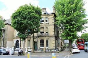 Bright 1 Bedroom Flat Minutes from the Beach and Trains