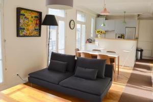 Apartment room in Charming Apartment with Balcony - 5 min Republique