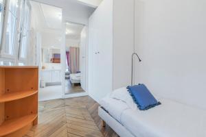 Charming Apartment with Balcony - 5 min Republique - image 2