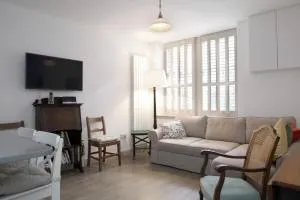 Quiet Ground Floor Mews Flat and parking - Эдинбург