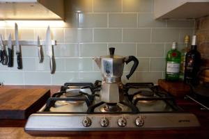 Beautiful Canalside 1-Bedroom Flat with Terrace