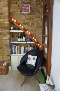 Beautiful Canalside 1-Bedroom Flat with Terrace