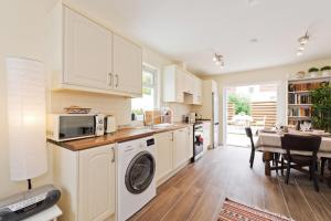 Charming Riverside Apartment - Minutes from City