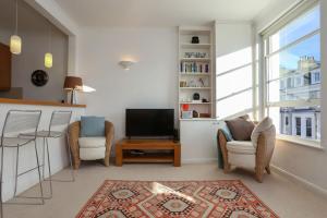 Bright and Spacious 1 Bedroom Apartment in the Heart of Kensington