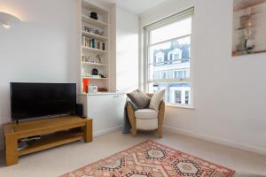 Bright and Spacious 1 Bedroom Apartment in the Heart of Kensington