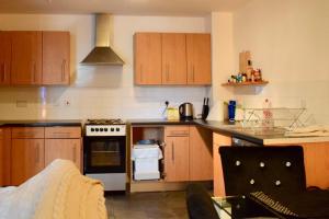 1 Bed in Canary Wharf with Vibrant City Views - image 2