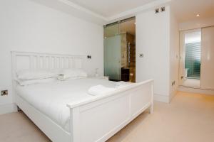 Beautiful Newly Renovated 2 Bed Apartment in Bank