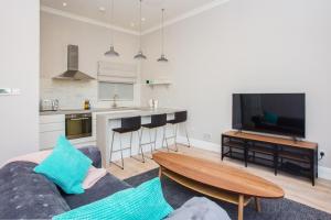 Apartment room in Modern & Spacious 1BD Apartment in London