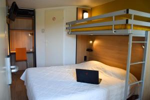 Hotels Premiere Classe Rodez : Chambre Triple (1 Lit Double et 1 Lit Simple)