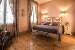 B&B / Chambres d'hotes Demeure Saint Louis Historic manor, City 700m, parking,A C,Clim,WIFI, heated pool, city view : photos des chambres