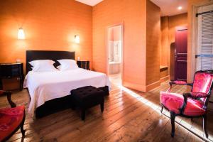 B&B / Chambres d'hotes Demeure Saint Louis Historic manor, City 700m, parking,A C,Clim,WIFI, heated pool, city view : photos des chambres