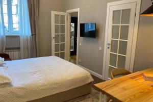 Cвітло є No blackouts Electricity is on Hidden gem with its own private entry at Lypky