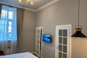 Cвітло є No blackouts Electricity is on Hidden gem with its own private entry at Lypky