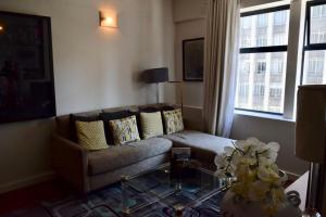 Stylish Apartment with Rooftop Pool and City Views