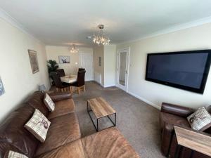 Holm from Home, Relaxing Modern Bungalow with Private Garden, Quiet Location near Attractions & Ness Islands