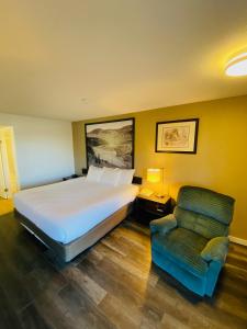 Queen Room - Disability Access - Non-Smoking room in Super 8 by Wyndham 100 Mile House