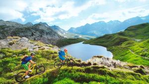 Realp-Andermatt 3,5 locali giardino privato In mezzo la natura, spettacolare per appassionati montanbike, pesca ecc In inverno fai sci di fondo dal giardino e con il treno davanti a casa si raggiunge in 5min il comprensorio scistico di Andermatt