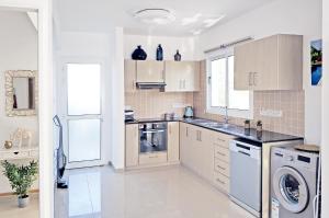 Nissini Blanco, 3 bedroom villa with private pool, 5 min to the beach