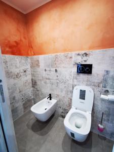 Zimmer mit Kingsize-Bett und Whirlpool