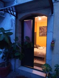 "Private Room" stanza privata with private bathroom - shared kitchen and beautiful terrace on Taormina Center Hostel Taormina
