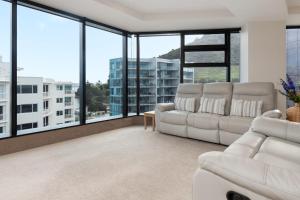 Superb Elevated Views of Harbour with Heated Pool, Gym & Parking