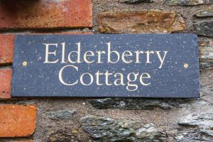 Polrunny Farm Elderberry Cottage with sea view
