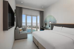 Rover Room Sea View Free Shuttle Service to Dubai Mall, Private Beach room in Rove La Mer Beach