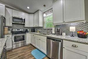 Serene Live Oak Home w Fire Pit by River + SOSMP!