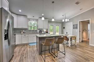 Serene Live Oak Home w Fire Pit by River + SOSMP!