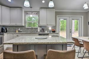 Serene Live Oak Home w Fire Pit by River + SOSMP!