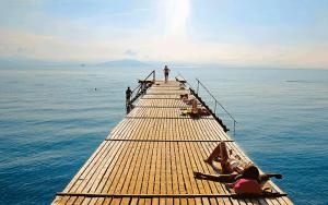 The Bluehouse - Spacious top floor flat with parking, by Mon Repos beach