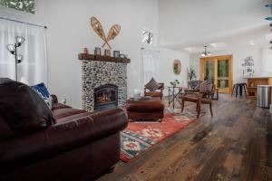 Brightwood Riverfront Getaway - 4hvězdičkové hotely ve městě Rhododendron