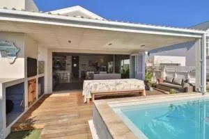 Paradise Beach House with Pool and Parking - 科梅奇