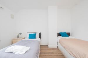 Dagenham Self catering House for Larger Groups with Free Parking