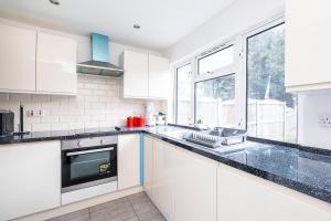 Dagenham Self catering House for Larger Groups with Free Parking