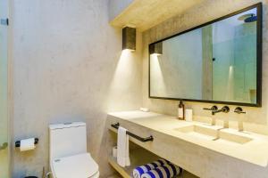 Gorgeous Flowy Space with Wrap-around Private Pool