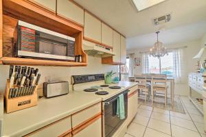 Waterfront Luxury House Dock, Fire Pit and Fishing