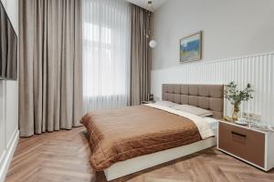 NEW! Luxury apartment in the CENTER of ODESSA overlooking Deribasovskaya str. LOW PRICE!