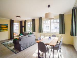 Strandvillen Binz - Ferienwohnung mit 2 Schlafzimmern und Balkon AH-563