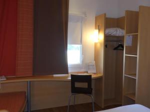 Hotels ibis Istres Trigance : Chambre Triple Standard avec 1 Lit Double et 1 Lit Simple