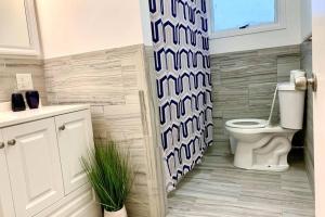 Large 7BR,4BA, Short walk to Niagara Falls