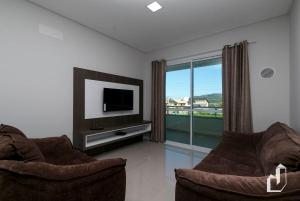 Com 02 dormitórios a poucos passos da praia