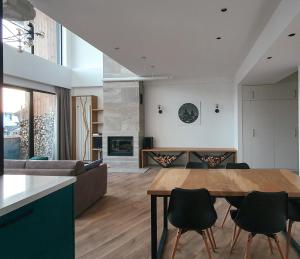 George Snow Apartments in New Gudauri - fireplace, 50m to Gondola lift