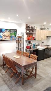 LES VAGUES, plage et centre à pied, terrasse rez-de-ch, parking gratuit, lits faits, animal bienvenu