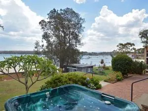 The House on the Lake Fishing Point Lake Macquarie - Rathmines