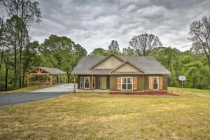 Tallassee Creekside Cabin with Forest Views! - Eclectic