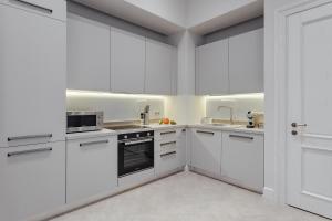 NEW! Luxury apartment in the CENTER of ODESSA overlooking Deribasovskaya str. LOW PRICE!