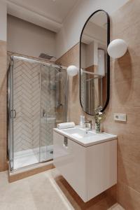 NEW! Luxury apartment in the CENTER of ODESSA overlooking Deribasovskaya str. LOW PRICE!