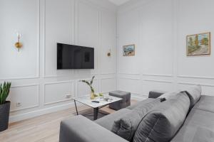 NEW! Luxury apartment in the CENTER of ODESSA overlooking Deribasovskaya str. LOW PRICE!